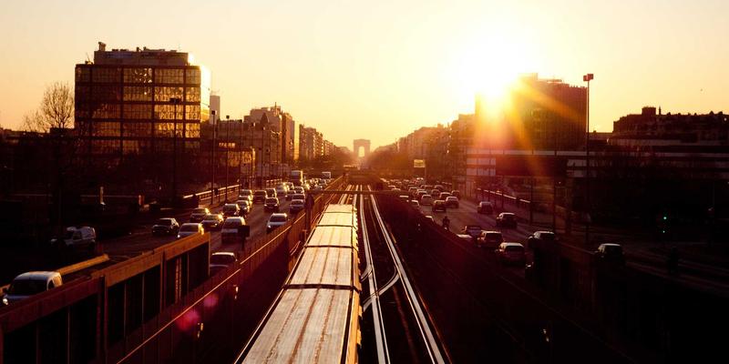 满族民居:从‘口袋房’到‘万字炕’,探寻建筑中的渔猎记忆与饮食智慧